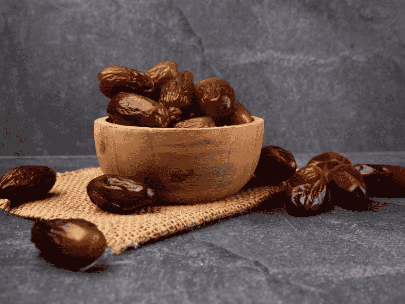 Wholesale Ajwa and Medjool dates supplied by Abdul Muqeet Traders to restaurants and retailers in Pakistan.